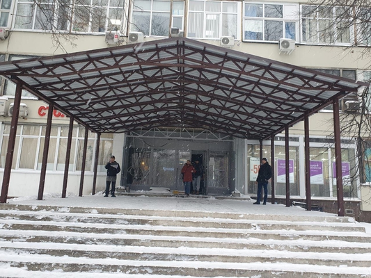 Навес из профильного листа двускатный пристрой к входной группе здания