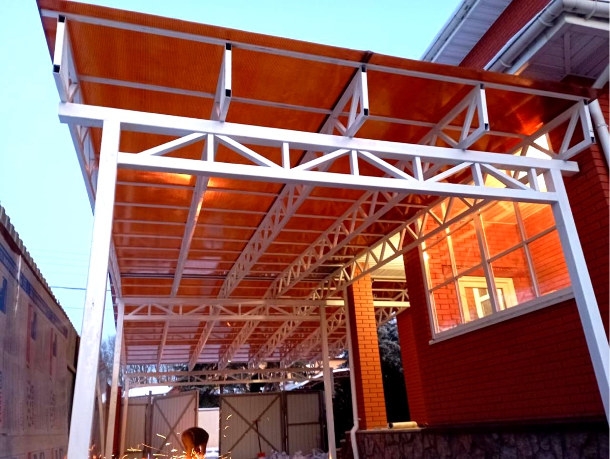 Навес для двора загородного дома Арочный автонавес из темного поликарбоната (белые столбы)